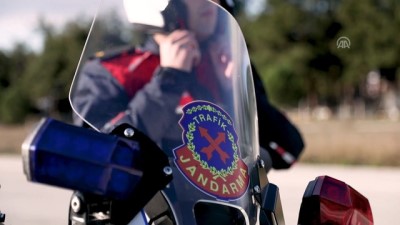 Jandarmadan motosiklet sürücülerine 'uçak'lı uyarı 