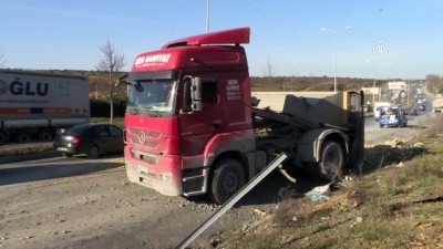 Sultangazi’de hafriyat kamyonu devrildi - İSTANBUL 