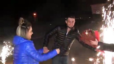 kepce operatoru - Tekirdağ'da kepçe operatörü kepçeye astığı pankartla evlenme teklifinde bulundu  Videosu