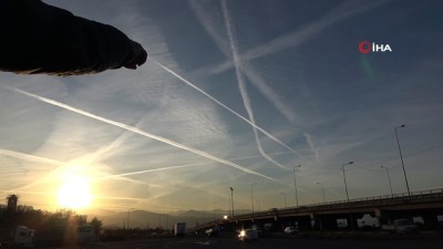 hava trafigi -  Uçak izleri ve güneşin batışı görsel şölen oluşturdu  Videosu