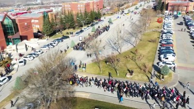  Üniversite öğrencileri kadına şiddete karşı yürüdü 