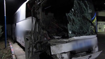 yolcu otobusu - Yolcu otobüsü ile kamyon çarpıştı: 10 yaralı - AFYONKARAHİSAR  Videosu
