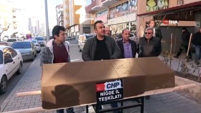  CHP Niğde İl Yönetimine tabutlu protesto