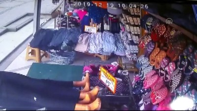 belediye otobusu - Eşini 17 yerinden bıçaklayan zanlının bıçağı satın alma görüntüleri ortaya çıktı - İSTANBUL  Videosu