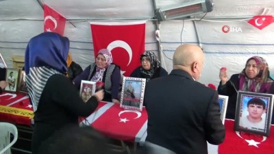 insanlik sucu -  HAK-İŞ’ten HDP önünde evlat nöbeti tutan ailelere destek ziyareti Videosu