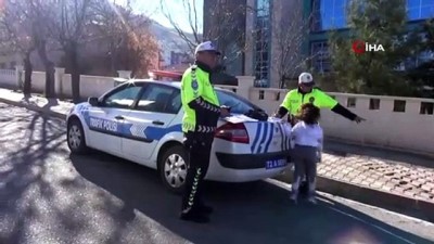 trafik denetimi -  Trafik polisi, denetimde durdurduğu eşine ceza kesti Videosu