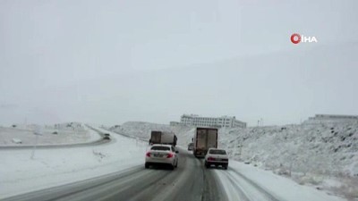  Erzurum’da ulaşıma kar ve buz engeli 