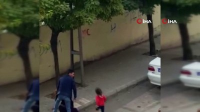 kiz cocugu -  Eşine sokak ortasında şiddet uygulayan koca tutuklandı  Videosu
