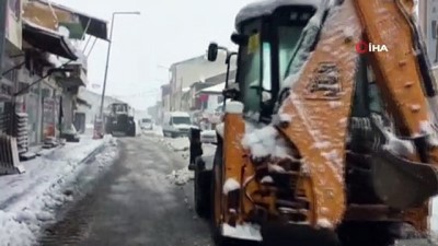  Karlıova’da zorlu karla mücadele mesaisi başladı 