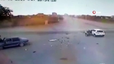  Konya'da iki otomobilin çarpışma anı kamerada 