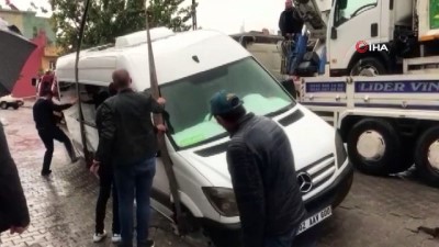 servis araci -  Viranşehir’de yağış sonrası yol çöktü, servis aracı çöken yola girdi  Videosu