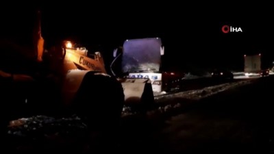 kar kureme araci -  Yolcu otobüsü kar küreme aracıyla çarpıştı :1 ölü  Videosu
