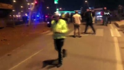 yakin plan -  Freni boşalan kamyon otomobili ezdi Videosu