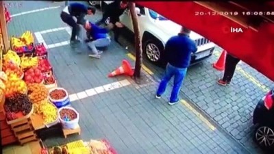 bicakli kavga -  Şehir merkezinde akrabaların bıçaklı kavgası kamerada Videosu