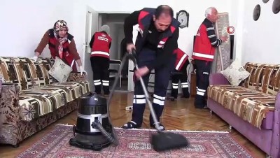  Aksaray Belediyesi yaşlı, engelli ve ihtiyaç sahiplerinin evlerini temizliyor 