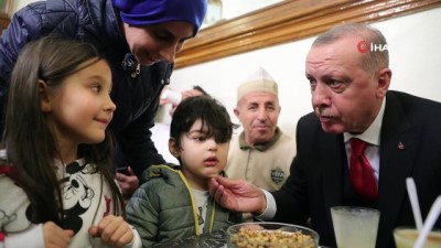  Cumhurbaşkanı Erdoğan, Vefa Bozacısı'nda vatandaşlarla sohbet etti