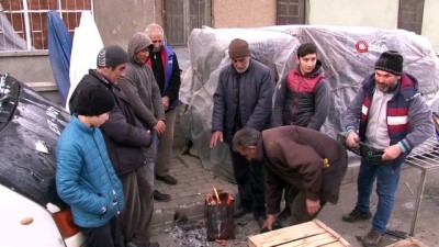 pazarci esnafi -  Erzincan buz tuttu...Pazarcılar soğuktan korunmak için soba kurdu  Videosu