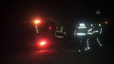 bebek - Hafif ticari araç şarampole devrildi: 1 ölü, 4 yaralı - KONYA Videosu