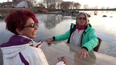 kaygan zemin -  Buz tutan Çıldır Gölü üzerinde çay keyfi  Videosu
