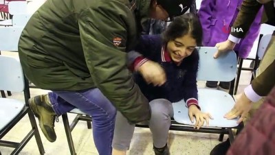 gulme krizi -  Erzurum’da trajikomik olay...Sıraya sıkışan öğrenci önce ağladı, sonra gülme krizine girdi  Videosu