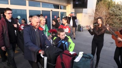 isaf - Polonyalı turistler karanfillerle karşılandı - KAYSERİ  Videosu