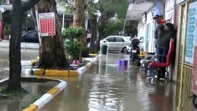 kkka -  Ayvalık'ta sokaklar göle döndü, iş yerlerini su bastı Videosu