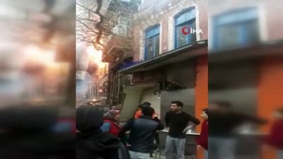  - Fatih’de alev alev yanan ahşap binanın çökme anı kamerada