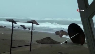  Fırtına sahilde sağlam şemsiye bırakmadı