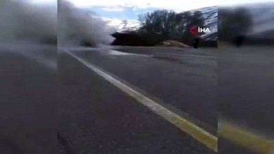 otomobil yangini -  Lüks otomobilde çıkan yangın korkuttu Videosu