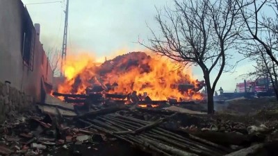 Tosya'da çıkan yangında ev samanlık ve ambar yandı - KASTAMONU