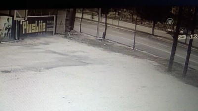 sparta - Yolda yürüyen kişinin üzerine sunta düşme anı güvenlik kamerasında - ISPARTA Videosu