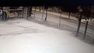 sparta - Yolda yürüyen kişinin üzerine sunta düşme anı güvenlik kamerasında - ISPARTA Videosu