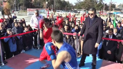 boksor - Boksun şampiyonları soğuk havda ringe çıktılar  Videosu