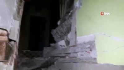 saganak yagmur -  Dağdan kopan kayalar evin çatısına düştü, facianın eşiğinden dönüldü Videosu