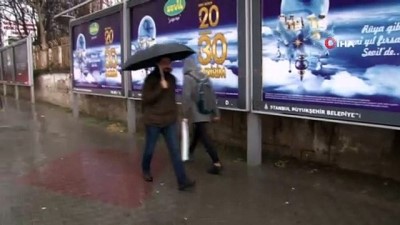 siginma -  İstanbul'da vatandaşlar yağmura hazırlıksız yakalandı  Videosu