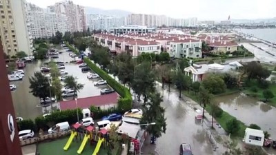 İzmir'de sağanak nedeniyle bazı yollarda su birikintileri oluştu (Drone) 