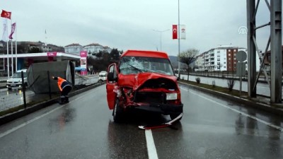 Minibüs ile kamyonet çarpıştı: 4 yaralı - SAMSUN