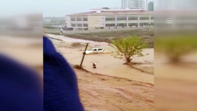 belediye otobusu - Sel suyuna kapılan çocuk kurtarıldı (2) - ADANA  Videosu