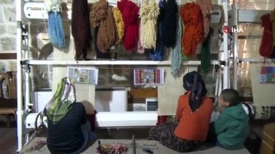 el emegi goz nuru -  Tarihi konakta ilmek ilmek halı dokuyorlar  Videosu