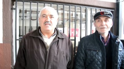 polis karakolu -  Tokat’ta insanlık ölmemiş dedirten olay...Yolda bulduğu 20 bin lirayı sahibine teslim etti  Videosu