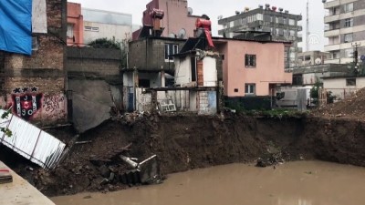 toprak kaymasi - Adana'da sağanak nedeniyle bir evin giriş kısmı yıkıldı Videosu