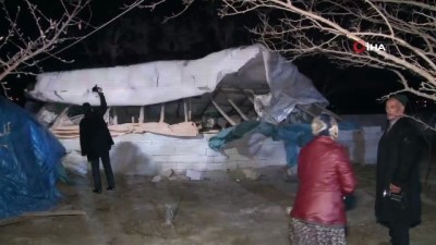 siddetli ruzgar -  Erzincan’da fırtına çatıları uçurdu, ağaçları kökünden söktü  Videosu