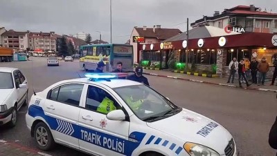 halk otobusu -  Kapı kırıldı, talihsiz kadın otobüsten böyle düştü Videosu