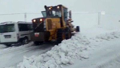 ogrenci servisi - Kara saplanan öğrenci servisini karla mücadele ekipleri çıkardı - SİVAS Videosu