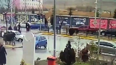 yaya gecidi - Otomobilin çarptığı 2 kişi yaralandı - ÇORUM Videosu