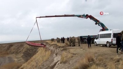 kacak gocmen -  Alabora olan göçmen teknesi karaya çıkarıldı  Videosu