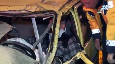  Başkent’te 2 araca çarpan otomobilin sürücüsü kabin içinde sıkıştı 