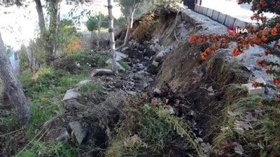  Manisa'da toprak kayması okulun bahçe duvarlarına zarar verdi 