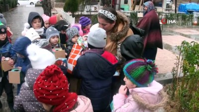 hayvan sevgisi -  Minik ellerden kuşlara sıcak yuva  Videosu