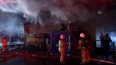 Mobilya imalathanesinde çıkan yangın nedeniyle 2 iş yeri zarar gördü - İSTANBUL 